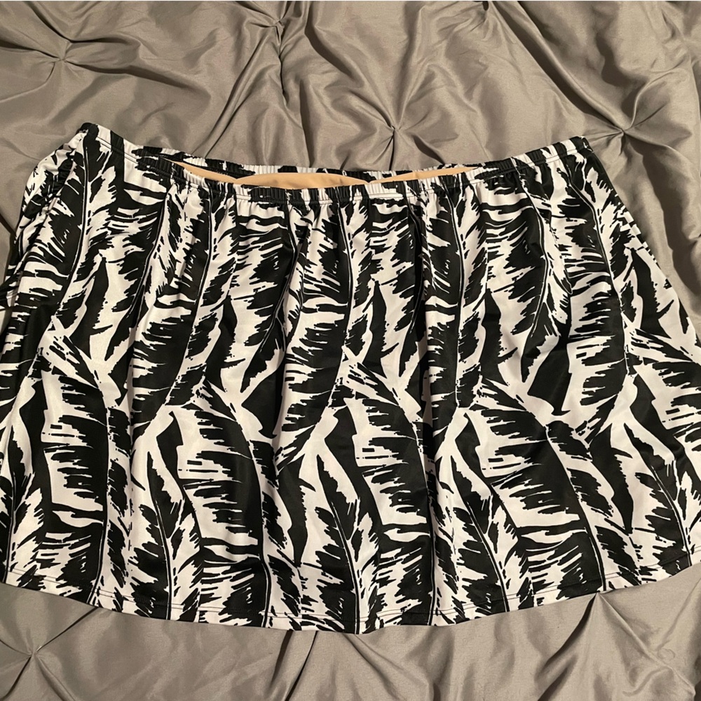 Cacique swim skirt with built in brief. EUC. Smoke free, pup friendly home.
